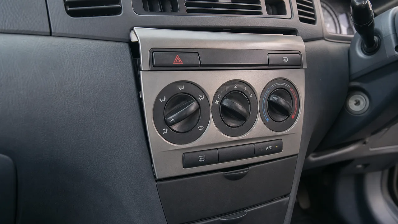 How to Diagnose a 2004 Toyota Corolla Verso Heater Control Fascia That Will Not Come Off 1 Common failure signs illustration for How to Diagnose a 2004 Toyota Corolla Verso Heater Control Fascia That Will Not Come Off