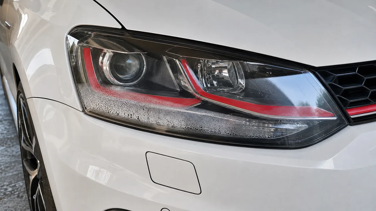 How to Fix Headlight Condensation on a Polo GTI 6C 3 Inspection steps illustration for How to Fix Headlight Condensation on a Polo GTI 6C